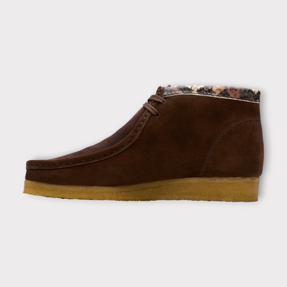 Men\'s Clarks Wallabee Chukka Boot in Brown Snake Combi Suede. 26178217